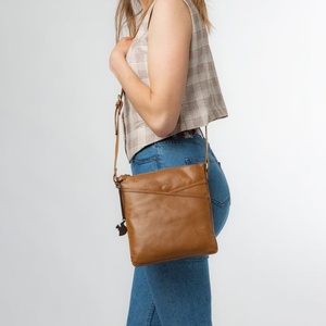 Sac banane en cuir véritable camel pour femme, sac à bandoulière vintage réglable, fournisseur en gros - Product Image 2