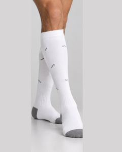 Chaussettes de compression mi-hautes en mélange de coton pour la course, la randonnée et le quotidien – Chaussettes de sport personnalisables pour femmes - Product Image 3