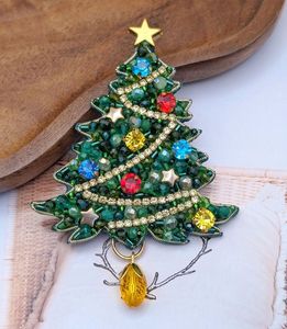 Broche élégante brodée de perles, accessoire de mode artisanal pour femmes et filles - Product Image 6