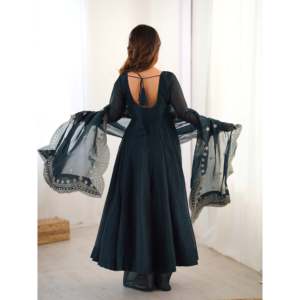 Robe de soirée de créateur, tenue de soirée, avec dupatta brodé et travail de sequins - Product Image 2