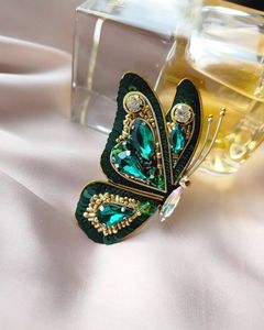 Broche de Moda de Lujo MD HANDICRAFTS con Bordado Fino y Adornos de Cuentas para Bodas de Niños y Mujeres - Product Image 2