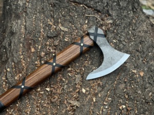 Hacha vikinga hecha a mano con cabeza de acero de alto carbono y mango de madera dura, con empuñadura forrada en cuero, forjada a mano, de grado industrial y para bricolaje. - Product Image 1