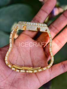 Boîtier de montre de luxe haut de gamme entièrement serti de pierres, avec lunette pavée brillante et bracelet au design personnalisé - Product Image 3