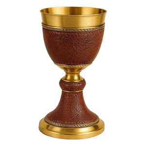Calice élégant en laiton couleur marron, également personnalisable avec un design gravé. Le calice est fait main en laiton de haute qualité pour la liturgie. - Product Image 1