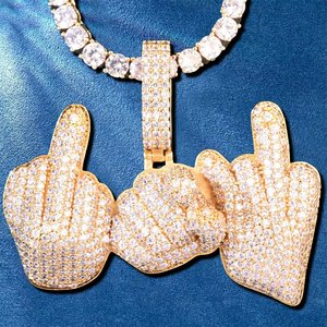 Colgante con diseño de gesto de mano 'Iced' y charm de moissanita, de plata 925 chapada en oro, con cadena de eslabones, joyería Hip Hop para fiesta - Product Image 2