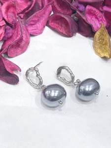 Pendientes de moda con circonita de la mejor calidad y acabado plateado glamuroso para mujeres y niñas, ideales para looks de noche y fiestas. - Product Image 2