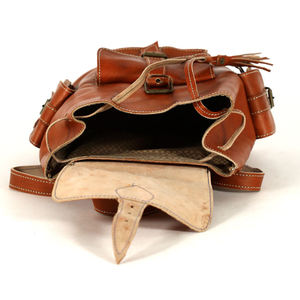 Sac à dos Biyadina Premium en cuir véritable rouge vintage pour hommes, fait à la main, fermeture à glissière élégante, fabriqué par des artisans experts. - Product Image 5