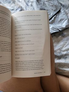 Peut-être un jour, de Colleen Hoover, livre de poche anglais sur l'amour et les relations - Product Image 4