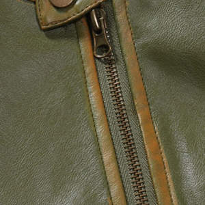 Chaqueta de Cuero para Hombre con Textura Suave y Acabado Premium, Impermeable y Resistente al Viento, Estilo Urbano con Logotipo Frontal - Product Image 6