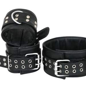 Arnés de sujeción de cuero vacuno con accesorios para muñecas y cuello - Product Image 2