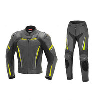 Combinaison de moto en cuir deux pièces pour une conduite confortable. Restez protégé lors de chaque voyage. Combinaison de moto en cuir.