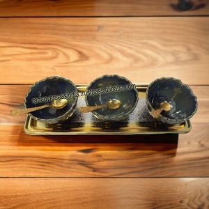 Nouveauté, vente en gros, ensemble de bols à dessert en céramique de forme ronde avec plateau et cuillère en métal plaqué or - Product Image 4