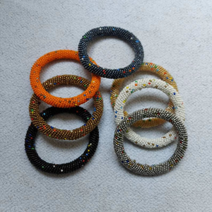 Bracelets manchette Maasai vintage brodés papillons, bijoux bohèmes perlés de perles de rocaille par AntiqueCreation - Product Image 1