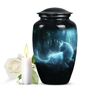Grande urne funéraire noire avec motif loup blanc dans la forêt, urne commémorative pour adulte, récipient de stockage des cendres, urne classique faite à la main - Product Image 1
