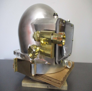 Casco comercial de latón macizo con ventana frontal angulada y mecanismos de válvula laterales, disponible a precios de mayorista. - Product Image 6