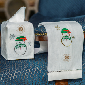 Lindo muñeco de nieve con bordado de bufanda verde. Decoración de lino duradero, perfecta para acogedoras celebraciones invernales. - Product Image 1