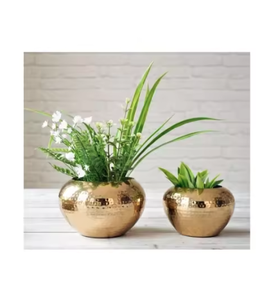 Jardinière en métal martelé brillant plaqué or, fabriquée à la main, avec logo personnalisé, design populaire pour la maison - Product Image 1