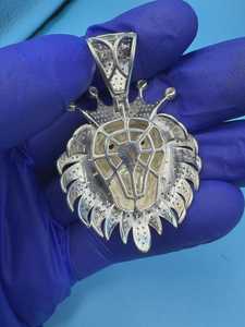 Pendentif Tête de Lion Couronne en Argent Sterling Plaqué Rhodium Moissanite Sertie Style Hip Hop Thème Animal Bijoux pour Homme Monture Griffe - Product Image 3