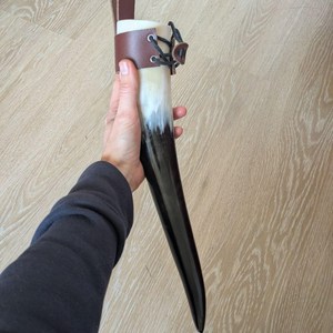 Cuerno Vikingo Medieval Tallado a Mano de Cuerno de Buey/Búfalo con Diseño de Amor y Soporte de Cuero Gratis para Amantes de la Cerveza/Miel - Product Image 4