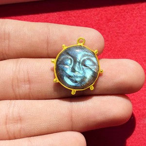 Colgante de Labradorita Natural con Cara de Luna, Tallado a Mano, Amuleto Celestial, Chapado en Oro, Joyería Boho - Product Image 3