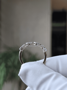 Anillo de Compromiso con Diamante Cultivado en Laboratorio de 0.25 Ct VVS2, Certificado por IGI, Oro de 14k, Halo Abierto, Joyería de Moda Contemporánea para Mujer - Product Image 2