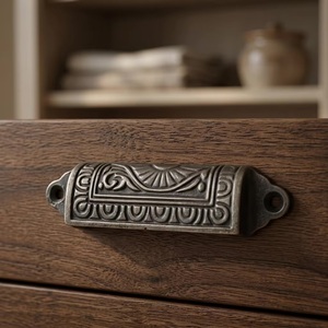 Poignée de tiroir réglable en fonte traditionnelle avec design industriel et détails ornés pour cuisine, maison, bureau, commode - Product Image 1