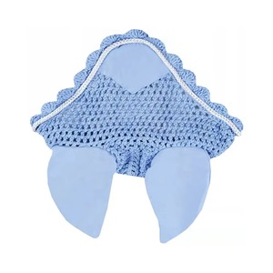 Gorro de ganchillo azul hecho a mano para caballo con ribete blanco y acolchado suave para uso ecuestre, gorro para orejas con color y logotipo personalizados. - Product Image 3