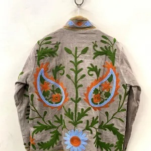 Chaqueta de terciopelo con bordado floral Suzani, abrigo estilo festival folclórico uzbeko con relleno de algodón para ropa exterior tipo bomber/duster a precio económico. - Product Image 2