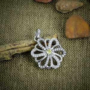 จี้รูปดอกไม้ซิทรินวินเทจสุดหรูจาก NIKHIL GEMS เงินแท้ 925 งานแฮนด์เมด เครื่องประดับอัญมณี ของขวัญสำหรับงานหมั้น ของขวัญจากผู้จัดจัดงานแต่งงาน - Product Image 1