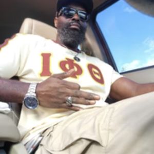 Camiseta Premium Blanca Iota Phi Theta, Color Marrón Grisáceo, Ropa Griega, Camiseta de Fraternidad, Estilo Casual, Corte Clásico - Product Image 6