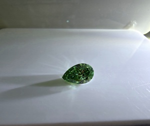 Diamant de laboratoire CVD vert vif fantaisie brillant en forme de poire de 1 carat certifié IGI, pureté VS2, pierre non montée - Product Image 3