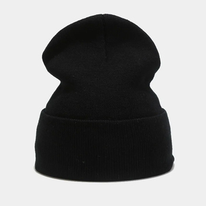Bonnet en fausse fourrure avec patch en cuir, bonnet décontracté personnalisable avec logo, chaud et adapté aux hommes et aux femmes. - Product Image 5