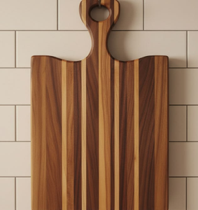 Planche à découper en bois rayée à long manche, disponible à prix de gros pour un service élégant des aliments et un rangement facile en cuisine. - Product Image 1