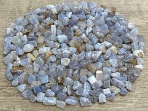 Pierres précieuses en gros : Copeaux de cyanite bleue, pierre de guérison en cristal naturel, copeaux d'agate sculptés, artisanat DIY, pierre brute, gravier fait main - Product Image 3