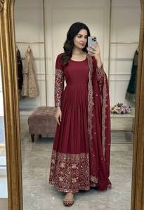 Salwar Kameez Tradicional de Seda Negra para Mujer con Dupatta Bordada, Estilo Holgado hasta el Suelo, para Bodas, Estilo India y Pakistán - Product Image 1