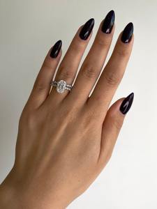 Anillo de Compromiso con Diamante Ovalado de 2.75 Quilates, Color E, Claridad VVS2, Cultivado en Laboratorio, Certificado IGI, con Halo Oculto, en Oro Blanco de 14k, con Diamantes a Juego - Product Image 5