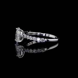 แหวนเพชรทรงรี 1.75 กะรัต รับรองโดย IGI เพชรเพาะเลี้ยงในห้องปฏิบัติการ สำหรับงานหมั้นและวันครบรอบ ตัวเรือนทอง 14K ชุบเคลือบแบบ Pave Band สีขาว E คลาสสิก - Product Image 2