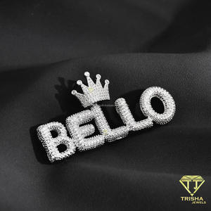 Colgante de Letra Personalizada BELLO con Diamantes Cultivados en Laboratorio, Detalle de Corona con Piedras Brillantes y Superficie con Incrustaciones de Diamantes - Product Image 1