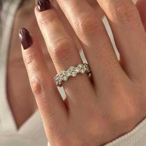 Bague d'éternité unique à grappe large avec diamants de laboratoire E VVS de 3 carats, une seule et unique bague de mariage à grappe en or blanc - Product Image 5