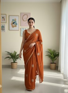 Sari de seda naranja con bordados y múltiples bordes, combinado con blusa completamente cosida para mujeres, ropa tradicional para bodas. - Product Image 1
