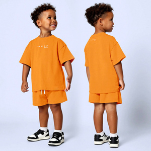 Conjunto de camiseta y pantalones cortos para niños de alta calidad, color liso, diseño personalizado, algodón jersey, conjunto infantil de verano, conjunto de 2 piezas, pantalones cortos y camiseta. - Product Image 1