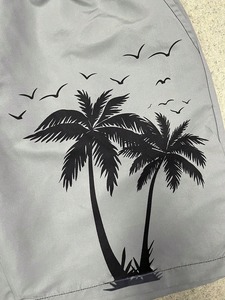 Short de plage bicolore pour hommes avec imprimé palmiers, séchage rapide, cordon de serrage à la taille, poches, gris et noir - Product Image 3