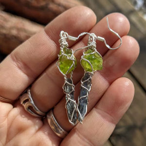 Boucles d'oreilles en argent sterling, péridot bleu et cyanite, minimalistes, faites à la main, en cristal, cadeau pour elle - Product Image 1