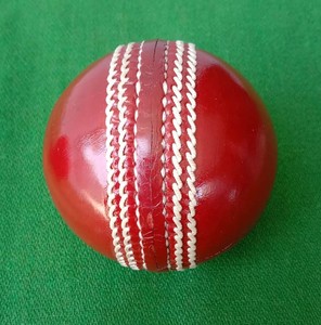 Balle de cricket jaune cousue à la main, balle dure pour l'entraînement et les matchs professionnels - Product Image 4