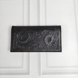 Cartera de Mano de Cuero Genuino Hecha a Mano, Anti-Robo, Estilo Indio, para Mujer, con Patrón Floral y Cierre de Botón - Product Image 4