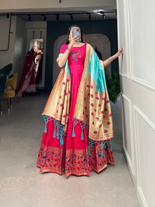 Ensemble traditionnel indien pakistanais pour femmes, robe Anarkali en soie jacquard avec châle, tenue de mariage brodée de fleurs - Product Image 1