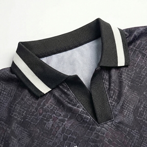 Polo de rendimiento con estampado oscuro y cuello de punto en contraste, estampado en el pecho, tela transpirable, para equipos y estilo de vida, OEM / Marca Privada - Product Image 4