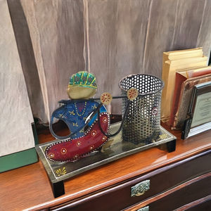 Organizador de Plumas Metálico Colorido Hecho en India para Instrumentos Musicales, un Vibrante Adorno de Escritorio para Espacios de Trabajo y Esquinas del Hogar - Product Image 1