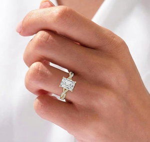 Bague de fiançailles en diamant de laboratoire IGI de 1,5 ct, couleur F, clarté VS1, taille émeraude, or jaune 14 carats, halo caché, style torsadé, pour femme - Product Image 4