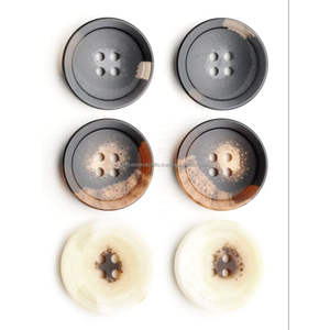 Accessoires de bouton en résine motif corne personnalisé Veste de costume de chemise à 4 trous Manteau en plastique en résine marron fantaisie - Product Image 5